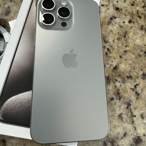 iPhone 15 pro max natural titanium 256 GB - Picture 2 of 4